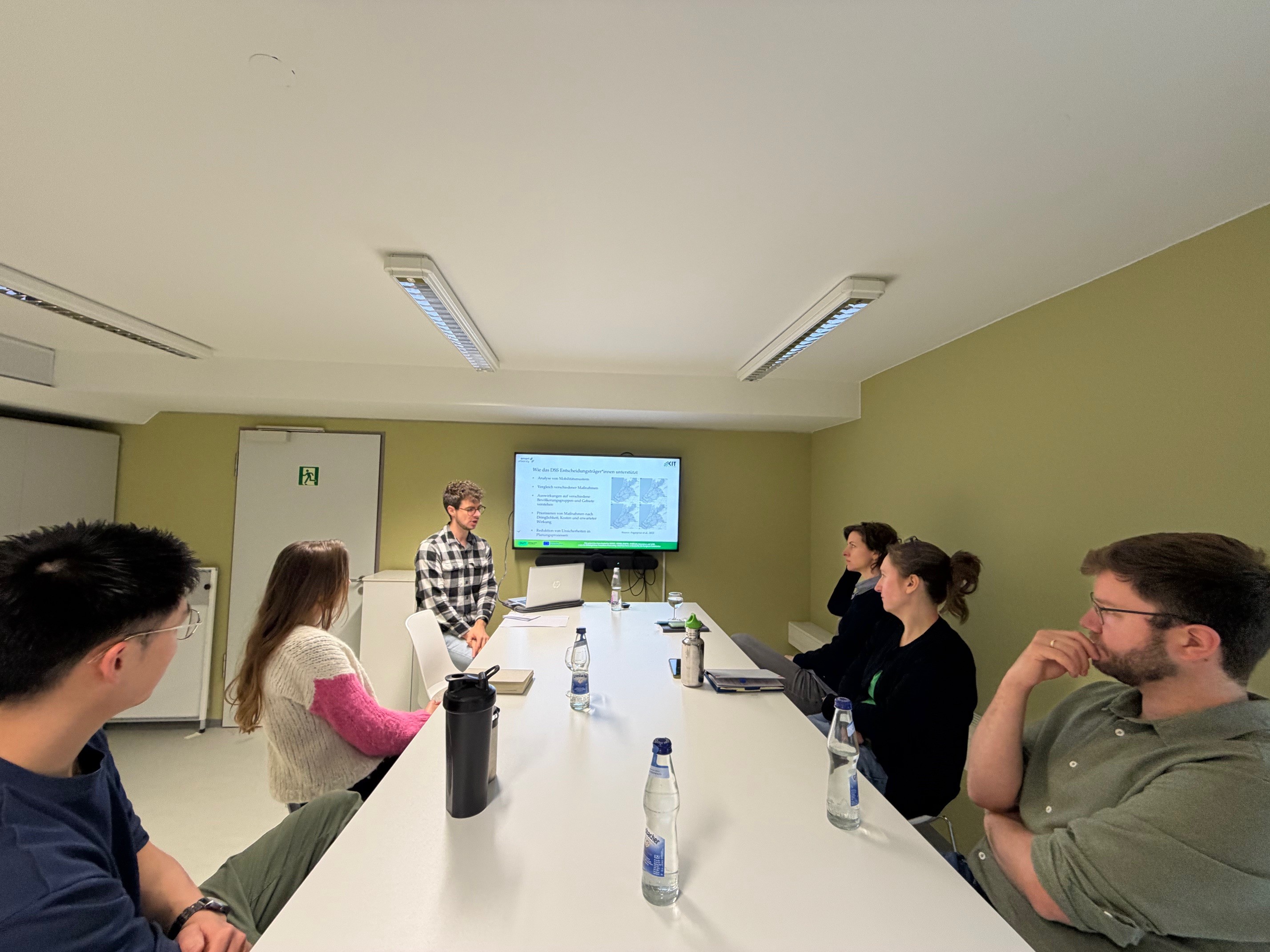 Lukas Barthelmes presenting SmartUrbanity decision-support modelling results to the KIT team