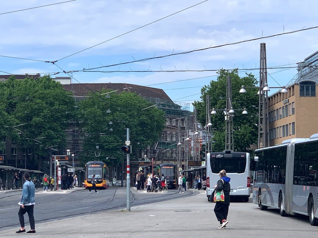Straßenbahnen und Busse an einer belebten Kreuzung in der Karlsruher Innenstadt
