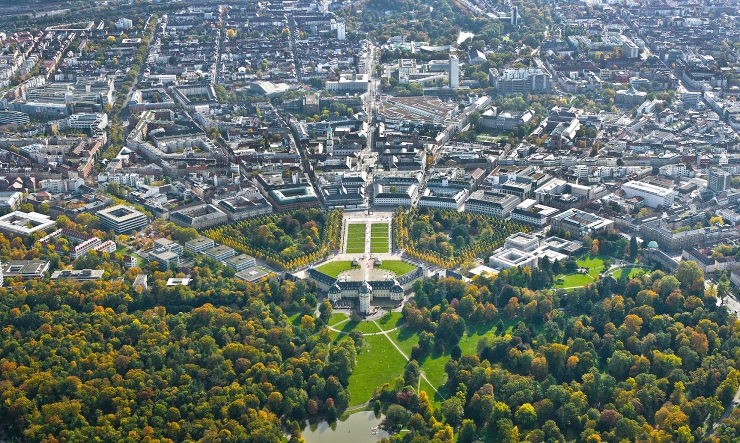 Luftaufnahme des Karlsruher Schlosses und des fächerförmigen Schlossgartens
