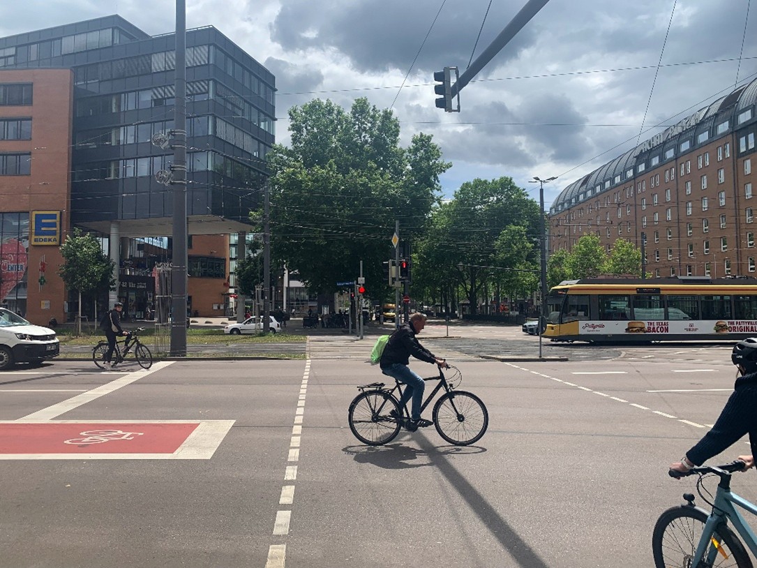 Radfahrende an einer Kreuzung mit Radweg im Karlsruher Stadtzentrum