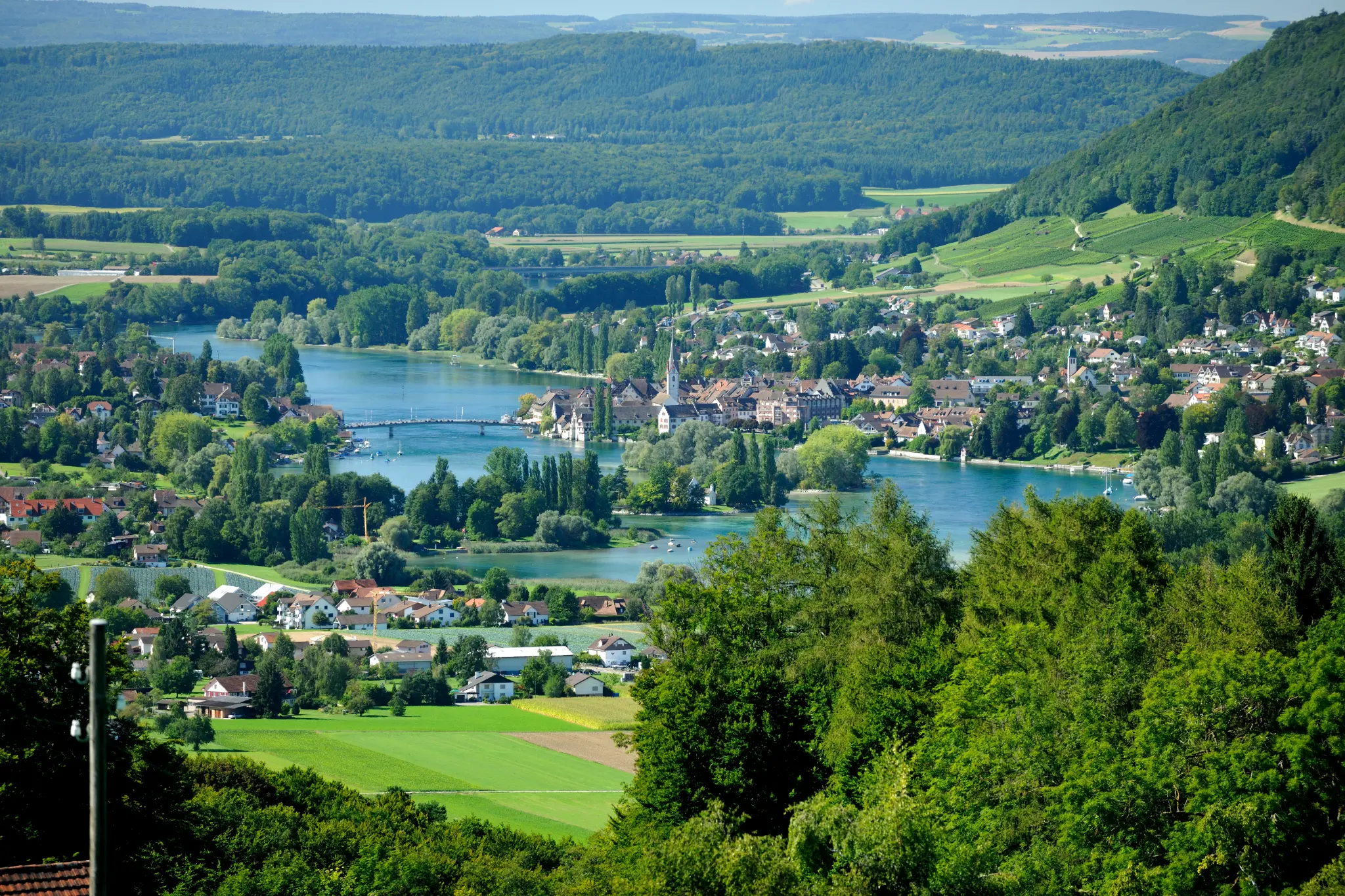 Luftaufnahme einer Ortschaft an Fluss und See